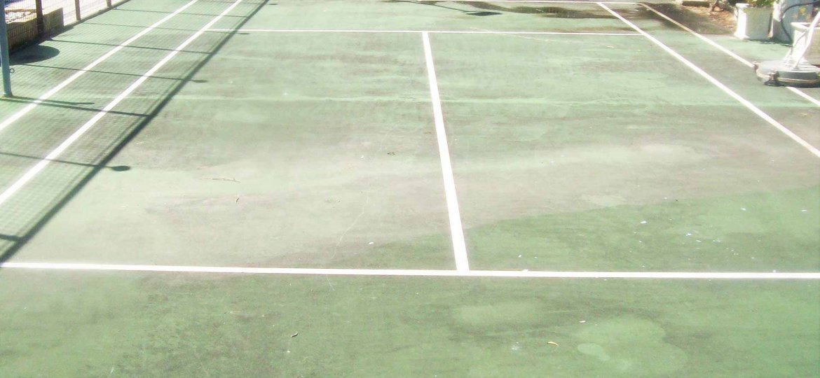 pressure-cleaning-tennis-court-before